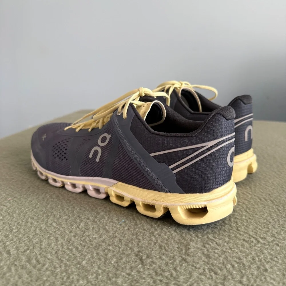 On Cloud Cloudflow Running Shoes Women’s Size W 10 Gray Yellow Athletic Sneakers